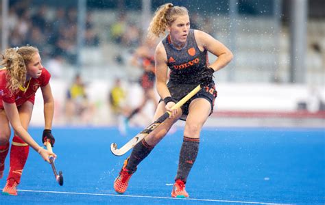 In most of the world, the term hockey by itself refers to field hockey, while in canada, the united states, russia and most of eastern and northern europe, the term. Hester van der Veld wachtte de hele dag op het belletje ...
