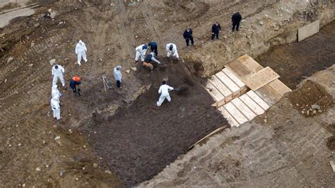 Coronavirus New York Ramps Up Mass Burials Amid Outbreak Bbc News