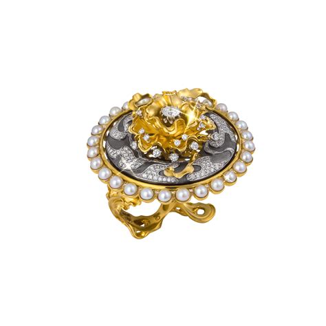 18k white and yellow gold Total weight: 65,82 g 228 ...