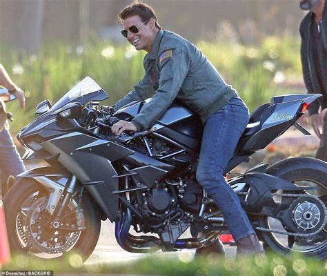 Tom Cruise 56 Hasnt Aged One Bit As He Films Scenes For Top Gun