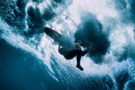 Femme De Surfer Avec La Planche De Surf Avec Le Ressac De Dessous Sous