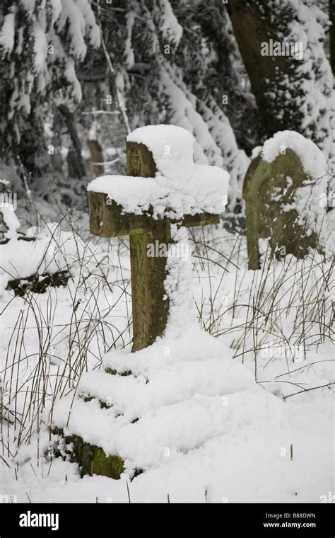 Snow Covered Church Graveyard In Oxfordshire Stock Photo Alamy