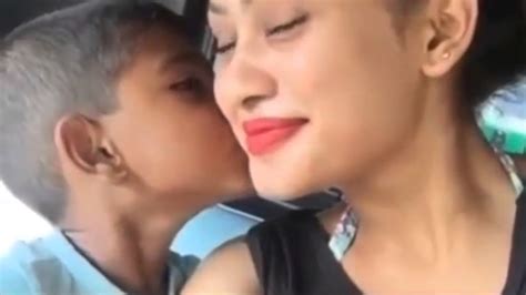 Piumi Hansamali Kissing Son Youtube