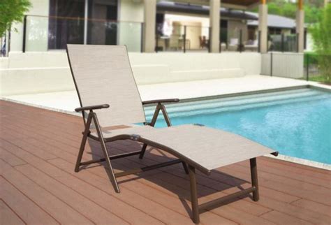 The safavieh newport chaise lounge chair with pull out side table brings elegant comfort to any patio, deck, or even poolside. 10 Most Comfortable Poolside Lounge Chairs  2021 Updated 
