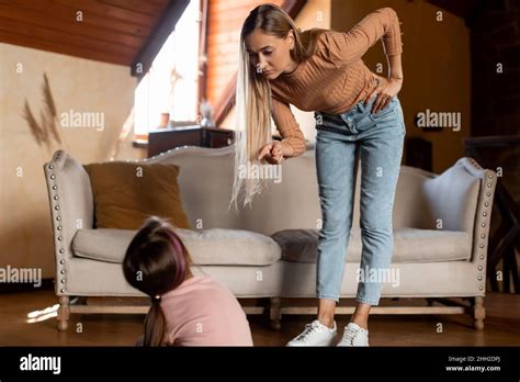 Strenge Mutter Bestrafne Fotos Und Bildmaterial In Hoher Auflösung