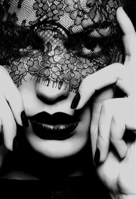 photos noir et blanc visage de femme en dentelle noire lèvres