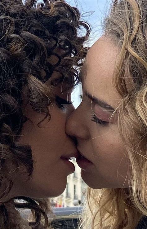 Lesbian Hot Cute Lesbian Couples Lesbians Kissing Cute Love Love