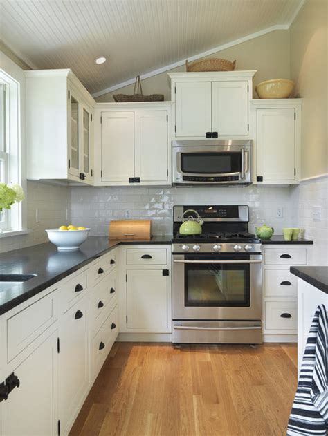 Today we're going to focus on black appliances and how to coordinate them into a kitchen with white or gray cabinets.so whether you are thinking of buying black appliances. Best Black Countertop And White Cabinets Design Ideas ...