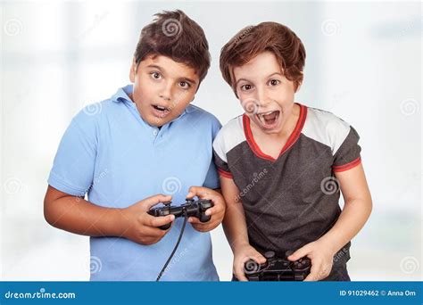 Mejores Amigos Que Juegan En Playstation Foto De Archivo Imagen De Cabritos Feliz 91029462