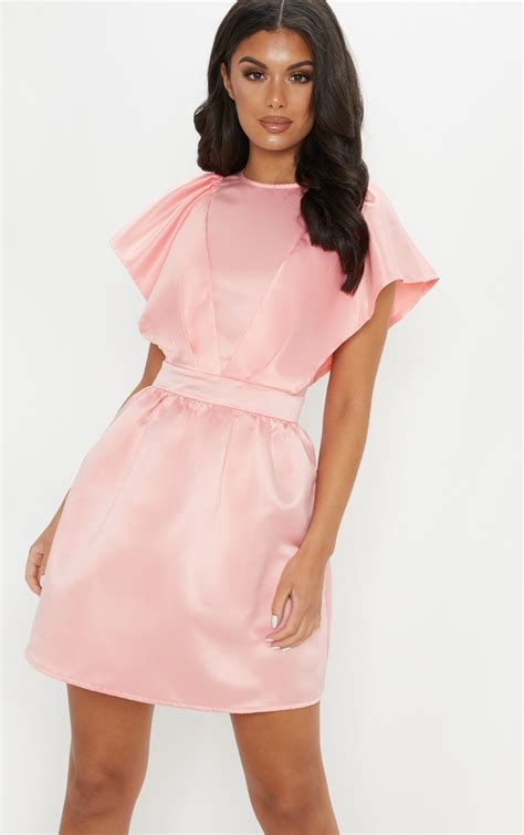 Robe patineuse vieux rose satinée Robes PrettyLittleThing FR