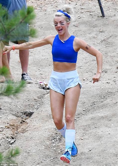 Julianne Hough Shows Off Her Dancer S Body In Tiny Shorts Daily Mail