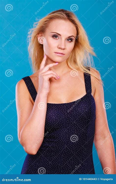 Het Aantrekkelijke Sensuele Portret Van De Blonde Volwassen Vrouw Stock