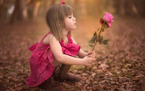 Download Wallpaper For 2048x1152 Resolution Cute Little Girl Holding