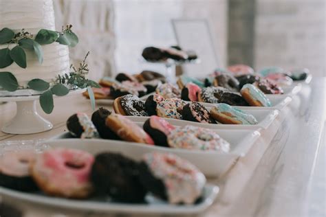 12 creative ways to display donuts at your wedding