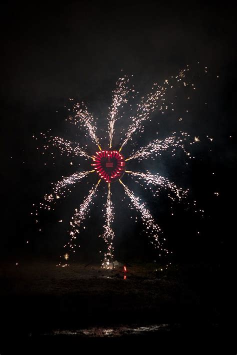 Die feine perlage, ein fruchtiger duft, der körperreiche geschmack und seine mineralität zeichnen diesen jahrgangssekt aus. Hochzeit | Feuerwerk fotografieren, Feuerwerk bilder, Bilder