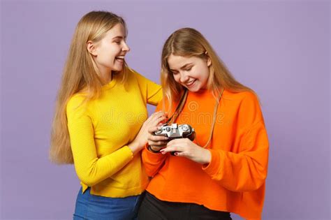 Dwa Radosnej Młodej Blondynka Bliźniaków Siostr Dziewczyny W Kolorowych Ubraniach Robi Selfie