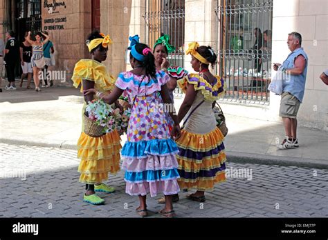 Las Mujeres Cubanas En Traje Tradicional Habana Vieja La Habana Cuba