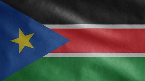 bandera de sudán ondeando en el viento cerca de la plantilla de sudán del sur que sopla seda