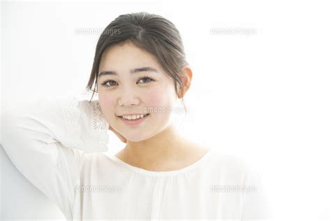 白い服を着て笑っている女性[10568007782]の写真素材・イラスト素材｜アマナイメージズ