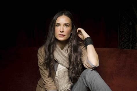 She leaned down to kiss him and he picked her up in his arms. Putri Demi Moore Ungkap Alasan Retaknya Hubungan Keduanya