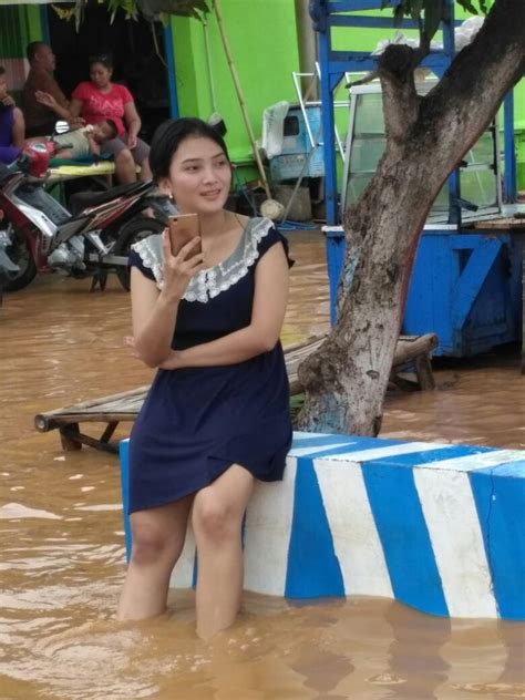 Foto Wanita Cantik Pamer Paha Mulus Di Tengah Banjir Ini