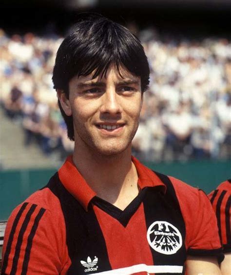 Unfortunately, he lost his dad while still very young, leaving him with his mother, hildegard, and his younger siblings: Peinados de Joachim Loew durante los 26 años pasados_Spanish.china.org.cn_中国最权威的西班牙语新闻网站