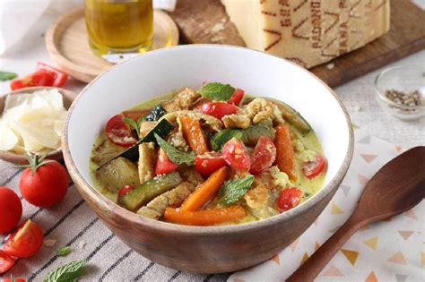 Mettete i dadi di pollo nel soffritto di cipolla, fateli dorare a fiamma alta per qualche minuto, aggiungete le patate, la mela, una presa di sale, un mestolo di acqua. Zuppa tiepida al curry con pollo zucchine, patate, carote ...