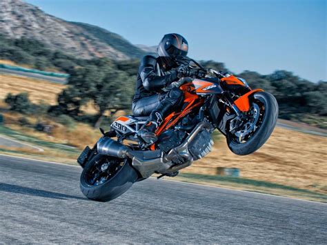 This video is all about top speed run of duke 250 2019 the bike has little more potential but due to the shortage of the space and. 2014 KTM 1290 SUPER DUKE R ABS Review - Top Speed