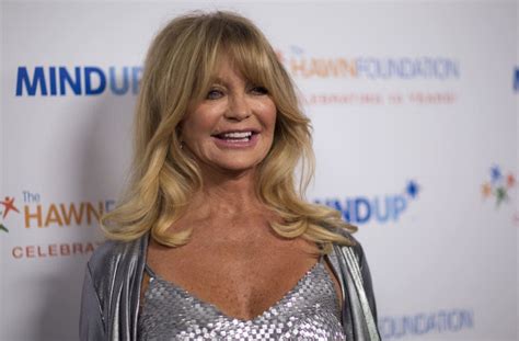 Goldie Hawn 70 Shows Off Her Incredible Beach Bod In Hawaii See
