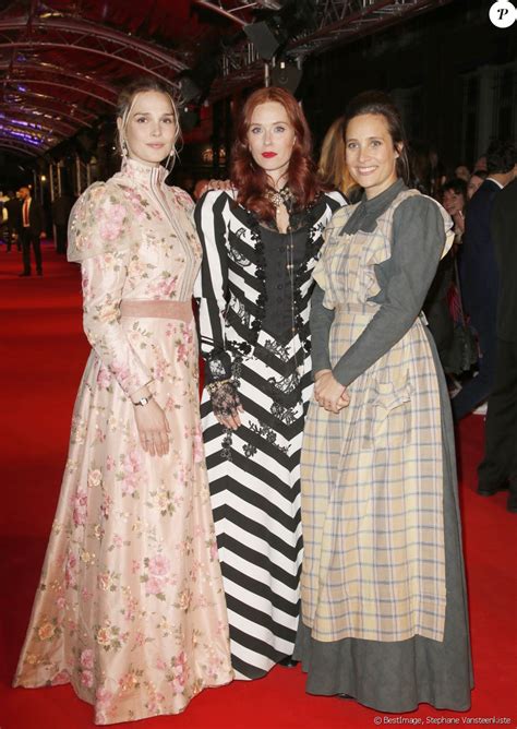 Il y a deux artistes dans la famille de bona : Audrey Fleurot, Julie de Bona et Camille Lou habillées comme dans la série Le Bazar de la ...