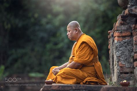 Buddhist Monk Meditation In Temple Monje Budista Monja Meditacion
