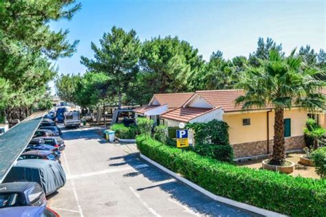 Vieste, in via eritrea (già via cappuccini), nella zona del borgo ottocentesco che rappresenta da sempre un quartiere ampi appartamenti in località tomarosso, con 1000 mq di terreno, splendida vista mare, situati a circa 4 km dal centro di vieste e dal mare. Camping Village Terrazza Sul Mare Vieste Puglia