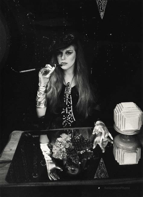 Ionesco Irina Femme Au Fume Cigarette Selectionphoto