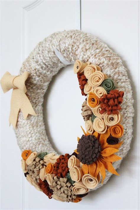 23 Cute And Cozy Yarn Wreaths For Fall Décor Digsdigs