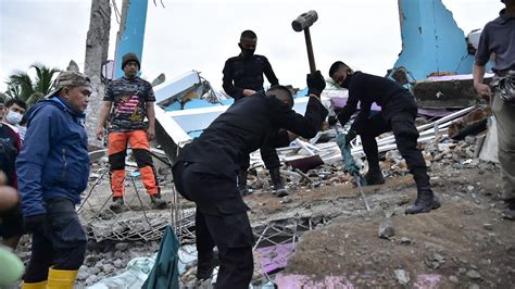 Indonesia Earthquake Kills Dozens and Injures Hundreds - The New York Times