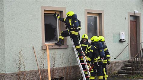 Aus Wellendingen Und Rottweil Feuerwehren Meistern Schwierige Bung