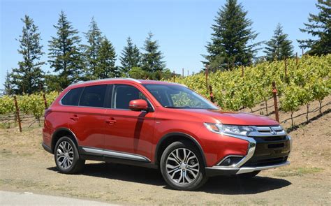 It is available in 3 colors, 2 variants, 2 engine, and 1 transmissions option: Mitsubishi Outlander 2016 - Une proposition intéressante ...