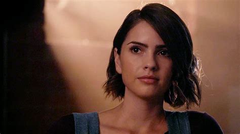 Shelley Hennig Daily On Twitter 5x14 Malia Chooses Her Packsaving Deaton Over Chasing The