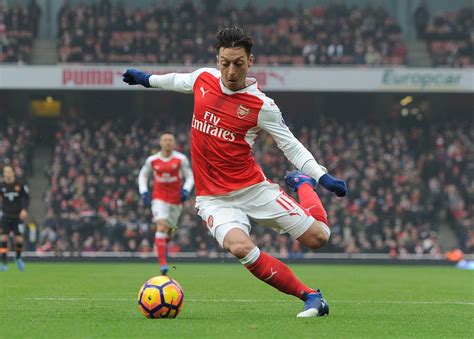 Arsenal players are starting to turn on Mesut Ozil and Arsene Wenger