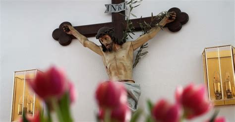 jesus wird ans kreuz genagelt und stirbt mariengarten