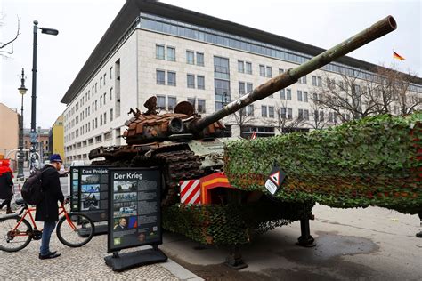 Berlin Mahnmal Gegen Russlands Krieg Panzer Wrack Vor Russischer