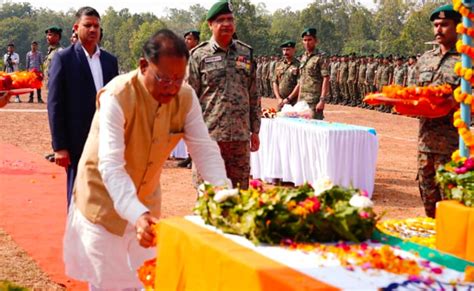 Bastar शहीद जवानों को सीएम विष्णुदेव ने दी श्रद्धांजलि बोले नक्सलियों का सफाया किए बिना नहीं