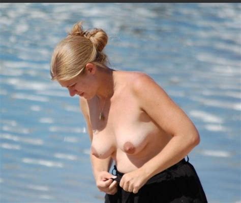 Nice Girl On The Beach For Topless Lovers Porn Pictures