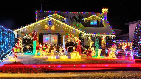 How To Hang Christmas Lights On Your Roof Like The Pros