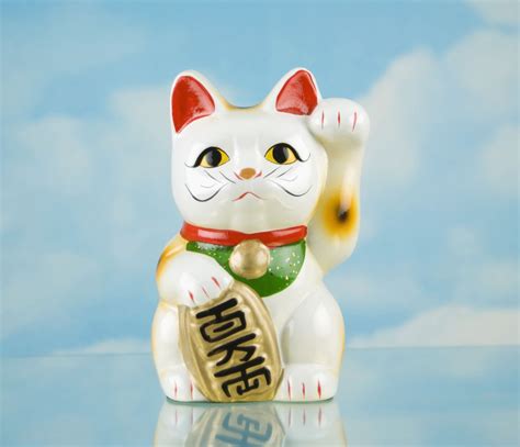 How To Use The Lucky Cat Symbol In Feng Shui Feng Shui Lucky Cat