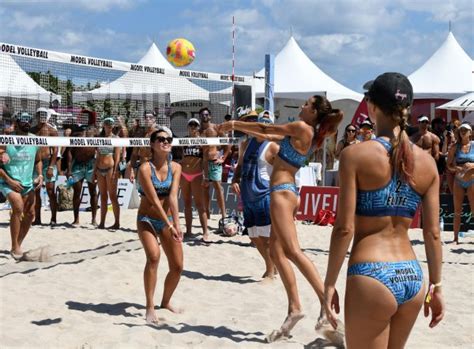 Models Take Part In A Beach Volleyball Tournament In Miami Beach All Photos Upi Com