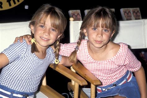 mary kate and ashley olsen s best twinning beauty looks over the years vogue