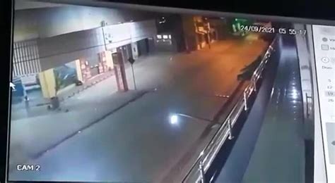 câmera flagra momento em que ladrões explodem caixa eletrônico de supermercado em mt veja vídeo