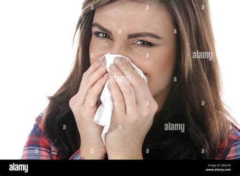 Mujer joven con temperatura y tos mostrando síntomas de coronavirus o Covid infección