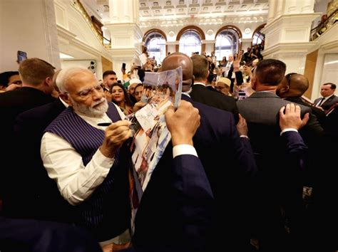 New York Prime Minister Narendra Modi Being Welcomed By The Members Of Indian Diaspora In New
